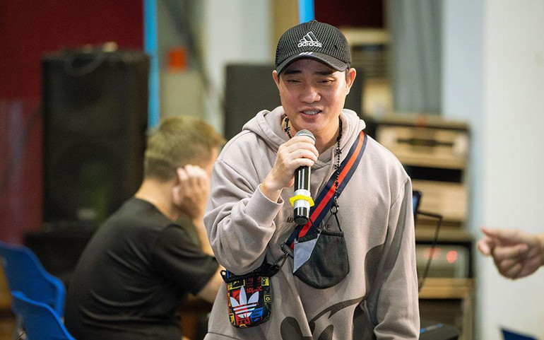 Ca sĩ Quang Linh với phong cách trẻ trung trong một buổi tập.