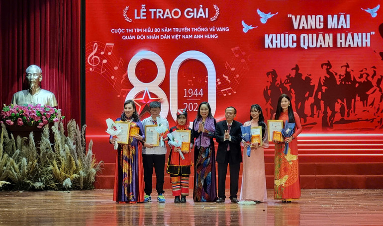 Các tác giả được trao giải Ba.