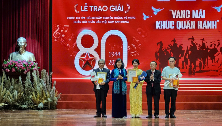 Các tác giả đoạt giải Nhì.