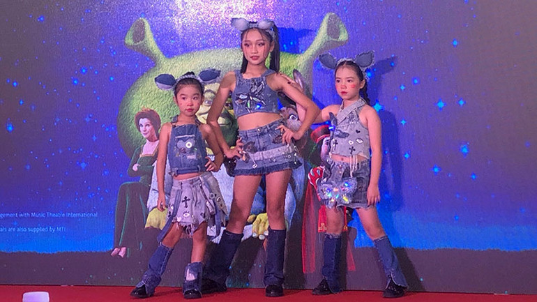 Các bạn nhỏ trình diễn trang phục từ nguyên liệu tái chế. Các bạn nhỏ trình diễn trang phục từ nguyên liệu tái chế.