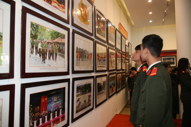 Triển lãm thu hút đông đảo người xem trẻ tuổi.