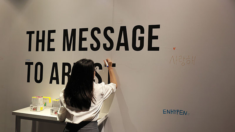 Gửi lời nhắn tới thần tượng của mình.