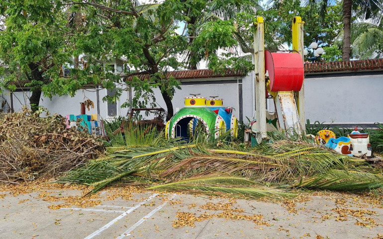 Rác chất đống chung với các thiết bị, đồ chơi hư hỏng.