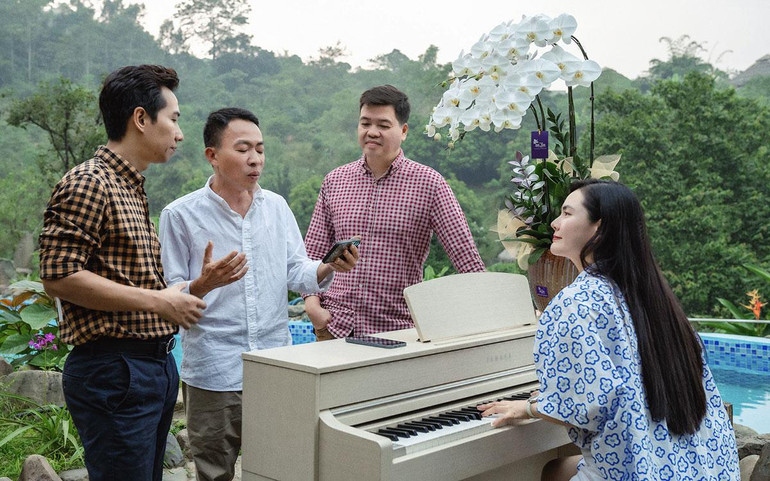 Ca sĩ Lương Nguyệt Anh cùng các ca sĩ chuẩn bị cho liveshow.