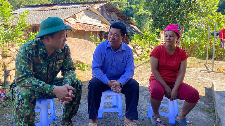 Ông Lỳ Xuyến Phù, người có uy tín tiêu biểu trong cộng đồng dân tộc Hà Nhì ở xã Sín Thầu, huyện Mường Nhé đang cùng bộ đội biên phòng thăm hỏi, nắm bắt tâm tư người dân tại địa bàn.