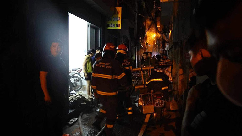 Lực lượng chức năng dùng xe máy để chở thiết bị vào ngõ nhỏ.