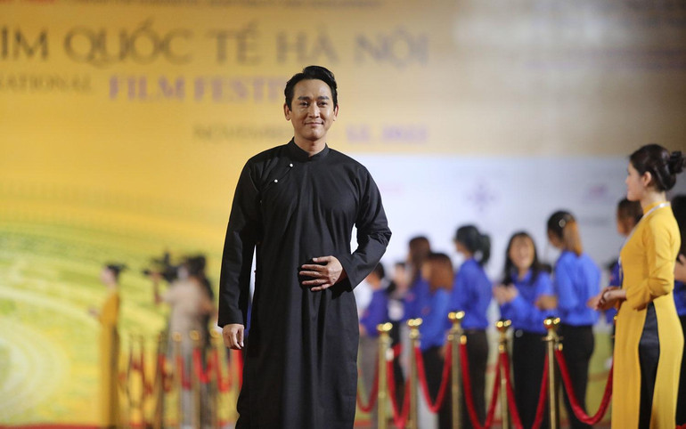 Nam diễn viên Hứa Vĩ Văn trong trang phục áo dài truyền thống.