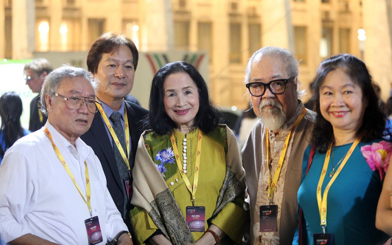 Niềm vui của các nghệ sĩ tiền bối khi hội ngộ tại Liên hoan phim.