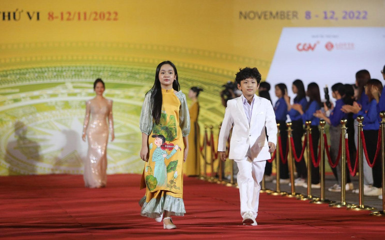 Những nghệ sĩ "nhí" trong trang phục truyền thống, trang trọng.