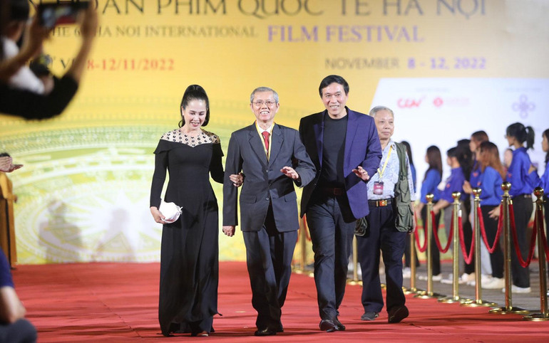 Hai vợ chồng NSND Lan Hương, NSƯT Đỗ Kỷ và bậc tiền bối.