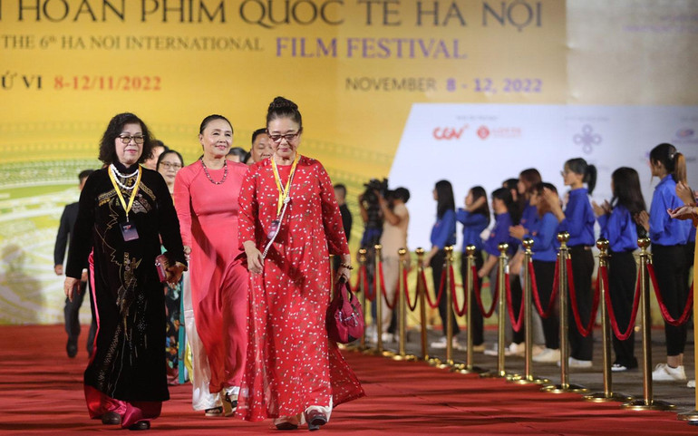 Các nghệ sĩ gạo cội trong tà áo dài truyền thống.