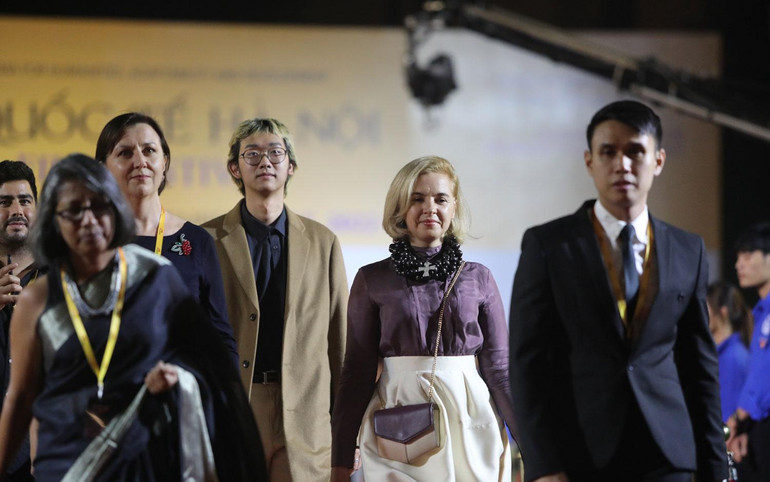 Sau 4 năm, các nghệ sĩ, nhà làm phim quốc tế mới trở lại trên thảm đỏ Liên hoan phim quốc tế Hà Nội.