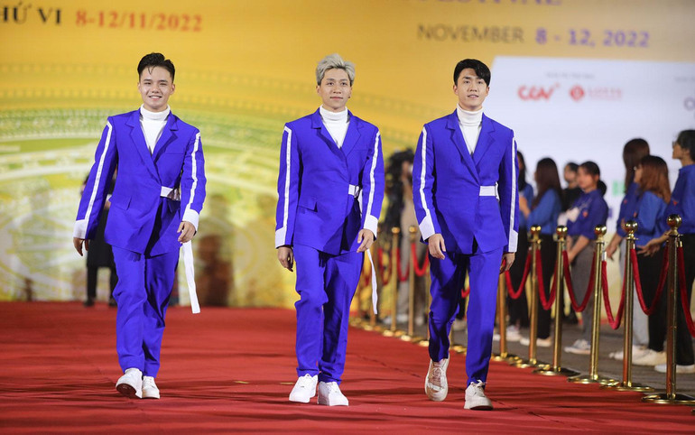 Mỗi đoàn làm phim lại chọn một cách thể hiện ấn tượng khi ra mắt trên thảm đỏ.