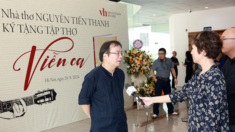 Nhà thơ Nguyễn Tiến Thanh trả lời phỏng vấn báo chí tại buổi ra mắt tập thơ.