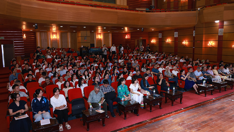 Buổi ra mắt tập thơ thu hút đông đảo bạn văn thơ và bạn đọc tham dự.