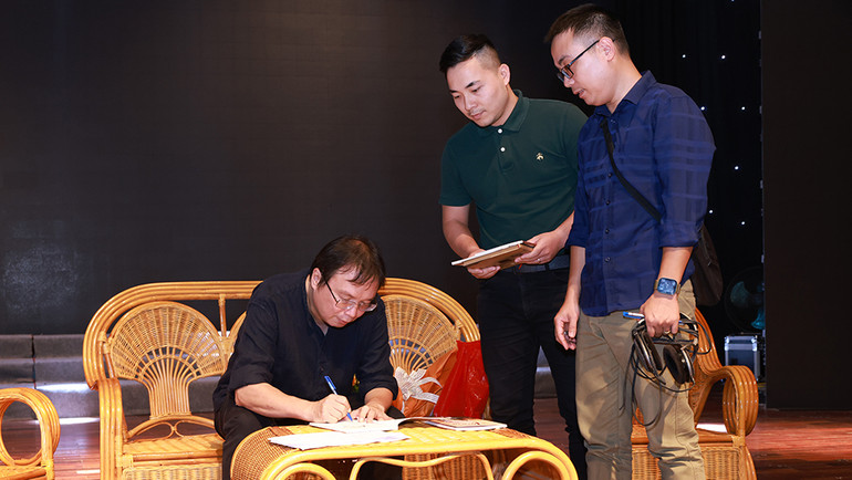 Nhà thơ Nguyễn Tiến Thanh ký tặng sách cho độc giả.