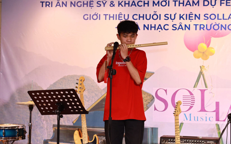 Bạn trẻ Hà Nguyên Thái chơi sáo tại một buổi biểu diễn của Solla Music. Bạn trẻ Hà Nguyên Thái chơi sáo tại một buổi biểu diễn của Solla Music.
