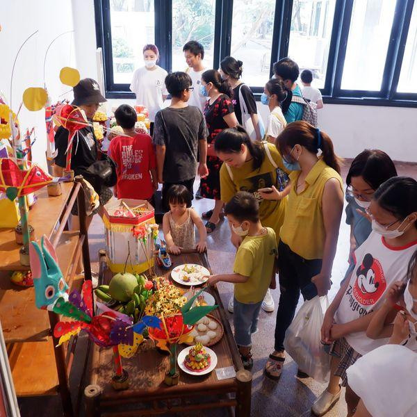 Các em nhỏ trước mâm cỗ Trung thu ở Bảo tàng Dân tộc học Việt Nam. (Ảnh: Bảo tàng cung cấp)