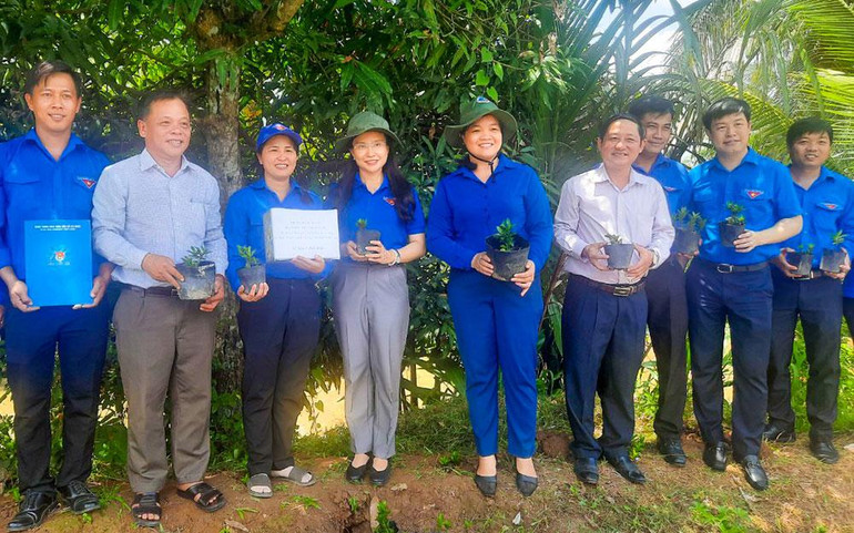 Bí thư Trung ương Đoàn tặng quà cho đội hình tình nguyện tại xã Bình Phước.