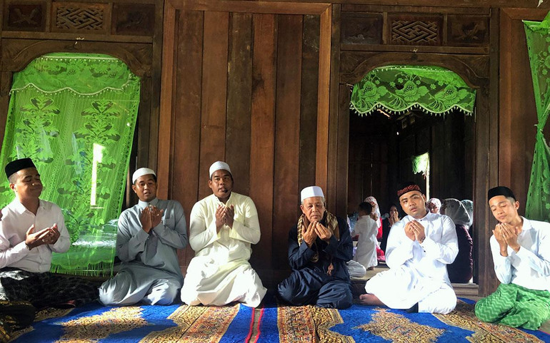 Mọi người cầu nguyện cho đứa trẻ.