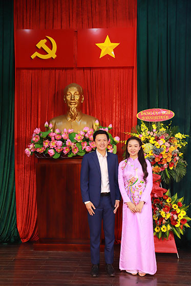 Đại úy Lê Hương Thủy và nhạc sĩ Nguyễn Bá Hùng tại buổi tiếp nhận MV.