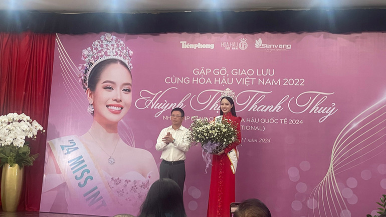 Hoa hậu Huỳnh Thị Thanh Thủy nhận hoa chúc mừng từ Tổng Biên tập Báo Tiền Phong Phùng Công Sưởng.