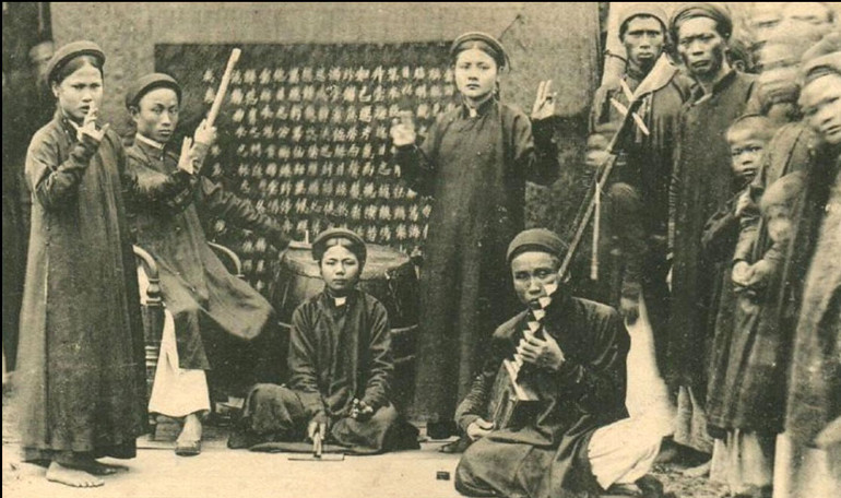 Hát ả đào xưa, bức ảnh được đưa lên làm bìa sách.