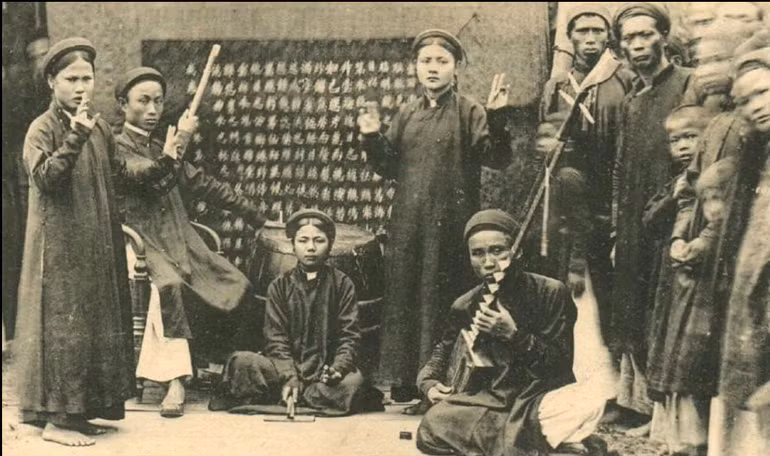 Hát ả đào xưa, bức ảnh được đưa lên làm bìa sách.