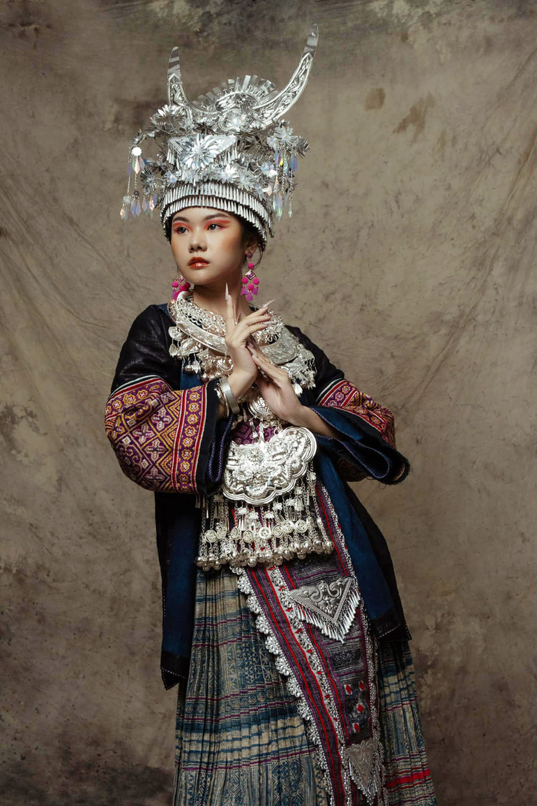 Trang phục được lấy cảm hứng từ các cộng đồng người Mông trên thế giới. Trang phục được lấy cảm hứng từ các cộng đồng người Mông trên thế giới.