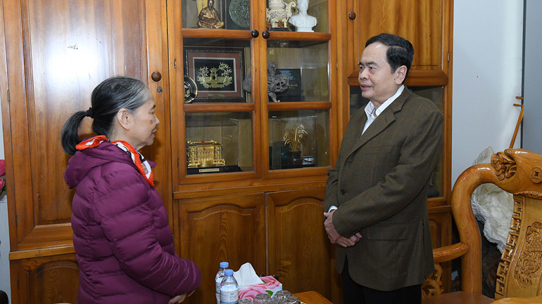 Chủ tịch Quốc hội Trần Thanh Mẫn thăm hỏi và tặng quà bà Ngô Thị Mận, phu nhân nguyên Tổng Bí thư Nguyễn Phú Trọng.