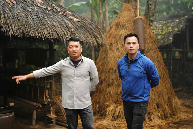 Đạo diễn Hữu Tấn và nhà sản xuất Hoàng Quân tại bối cảnh. Đạo diễn Hữu Tấn và nhà sản xuất Hoàng Quân tại bối cảnh.