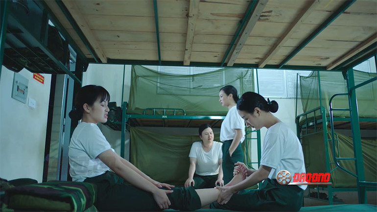 Cảnh trong phim "Tiểu đội hoa hồng". (Ảnh chụp màn hình)