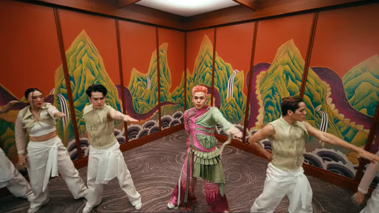 Hình ảnh trong MV.