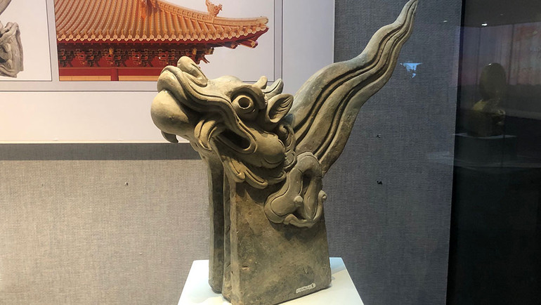 Một số hiện vật khảo cổ tại khu vực điện Kính Thiên được tái hiện tại trưng bày.