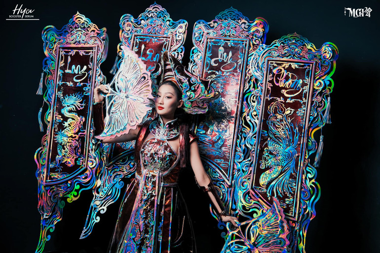 Hình ảnh Võ Lê Quế Anh trong bộ trang phục Khảm xà cừ trên trang Fanpage của Miss Grand International. Hình ảnh Võ Lê Quế Anh trong bộ trang phục Khảm xà cừ trên trang Fanpage của Miss Grand International.