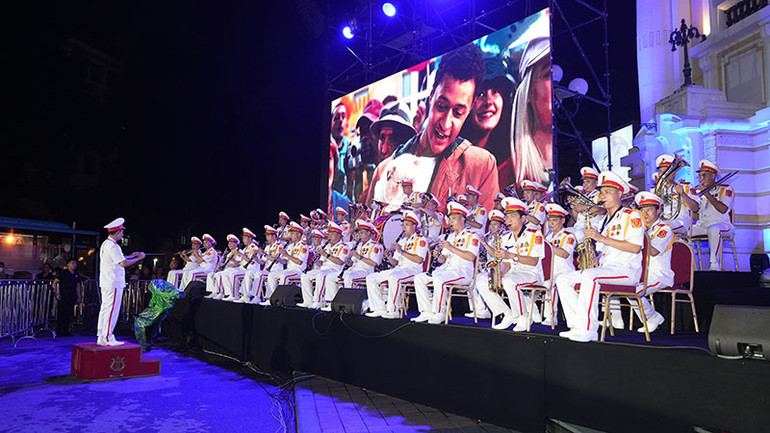 Dàn nhạc trình diễn bên ngoài Nhà hát Lớn. (Ảnh: Ban tổ chức) Dàn nhạc trình diễn bên ngoài Nhà hát Lớn. (Ảnh: Ban tổ chức)