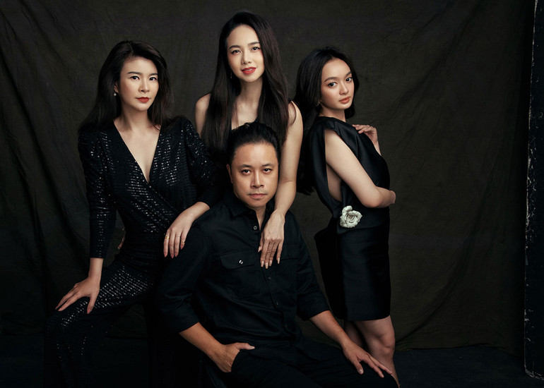NSƯT Kim Oanh cùng đạo diễn Victor Vũ và các diễn viên Đinh Ngọc Diệp, Kaity Nguyễn.