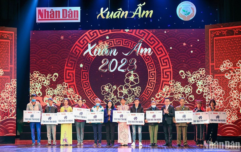 Ban tổ chức tặng nhà cho người nghèo tại “Xuân ấm 2023”. (Ảnh: THÀNH ĐẠT) Ban tổ chức tặng nhà cho người nghèo tại “Xuân ấm 2023”. (Ảnh: THÀNH ĐẠT)