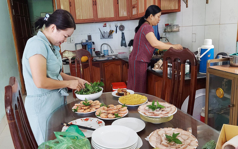 Những người con trong gia đình thì chuẩn bị mâm cơm cúng giỗ với các sản vật quê hương.