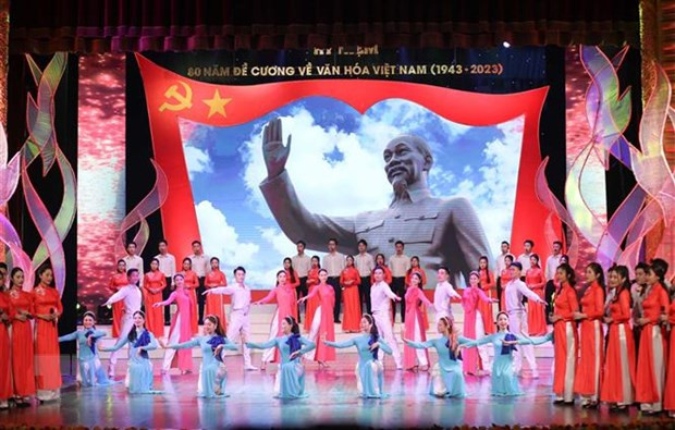 Màn nghệ thuật chào mừng "Huyền thoại Việt Nam bay lên" biểu diễn bởi hợp ca và đoàn múa Nhà hát Nghệ thuật Đương đại Việt Nam. (Ảnh: TTXVN)