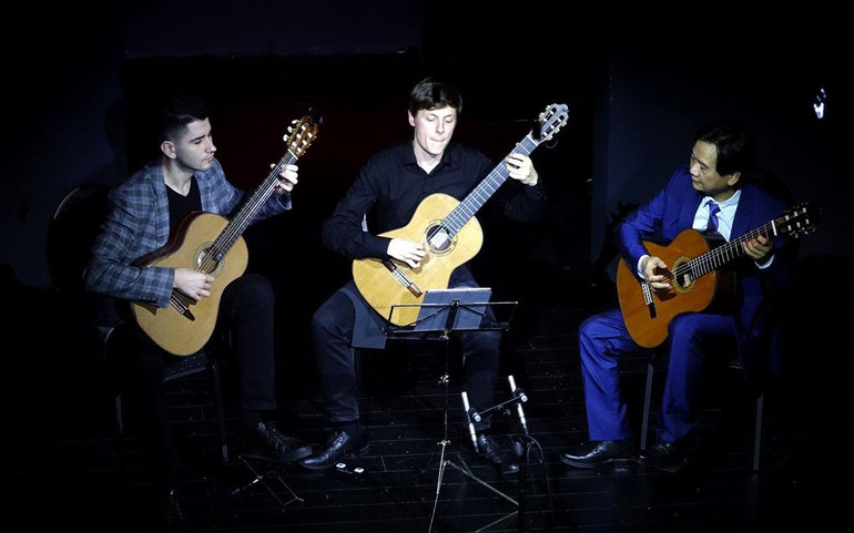 GS, nghệ sĩ Đặng Ngọc Long cùng biểu diễn chung với khách mời (là những nghệ sĩ đã thành danh) trong đêm Liên hoan Guitar quốc tế tại Berlin. GS, nghệ sĩ Đặng Ngọc Long cùng biểu diễn chung với khách mời (là những nghệ sĩ đã thành danh) trong đêm Liên hoan Guitar quốc tế tại Berlin.