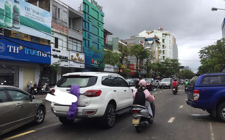 Nhiều ô-tô nằm la liệt trên đường Đống Đa.