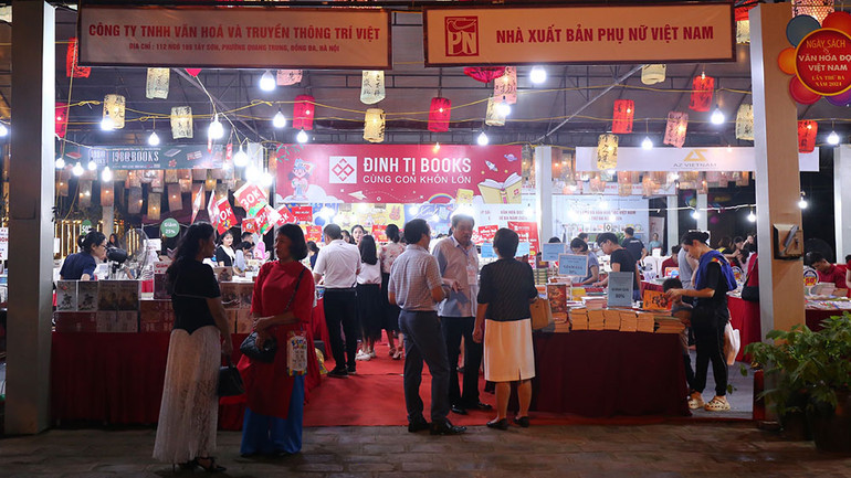 Đông đảo người đọc tới tham quan và mua sách ngay trong tối khai mạc sự kiện.