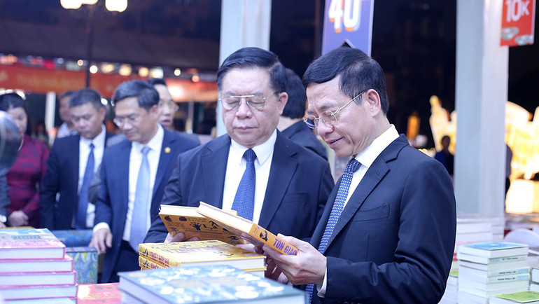 Bí thư Trung ương Đảng, Trưởng Ban Tuyên giáo Trung ương Nguyễn Trọng Nghĩa và Bộ trưởng Thông tin và Truyền thông Nguyễn Mạnh Hùng tham quan các gian hàng sách.