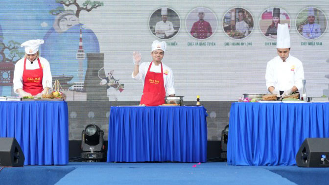 Các đầu bếp trình diễn các món ăn của Việt Nam và Hàn Quốc. Các đầu bếp trình diễn các món ăn của Việt Nam và Hàn Quốc.
