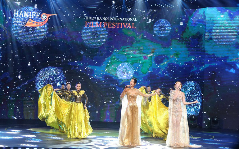 Tiết mục ca nhạc của Hoa hậu Thế giới Việt Nam 2022 Mai Phương và Á hậu Thế giới Việt Nam 2019 Kiều Loan.