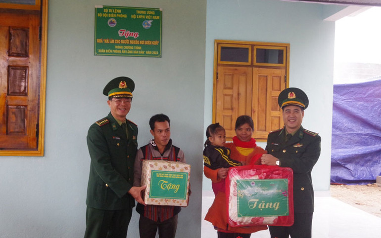 Đại diện Bộ Chỉ huy Bộ đội Biên phòng Thừa Thiên Huế tặng quà cho gia đình ông Hồ Văn Phẩy.