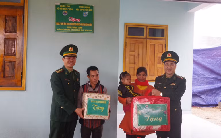 Đại diện Bộ Chỉ huy Bộ đội Biên phòng Thừa Thiên Huế tặng quà cho gia đình ông Hồ Văn Phẩy.