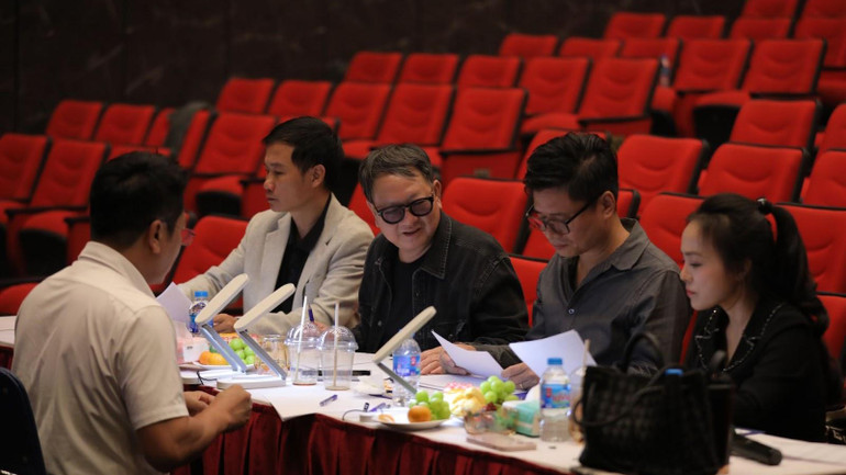 Ban giám khảo là những chuyên gia, nghệ sĩ tên tuổi.