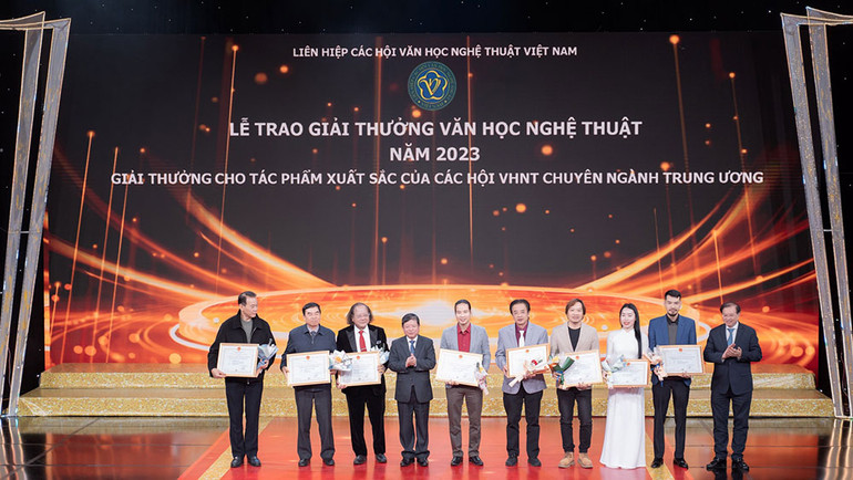 Tiến sĩ Nguyễn Thanh Tâm (Áo dài) được trao giải Tác phẩm xuất sắc Giải thưởng Văn học Nghệ thuật năm 2023 của Liên hiệp các Hội Văn học nghệ thuật Việt Nam.